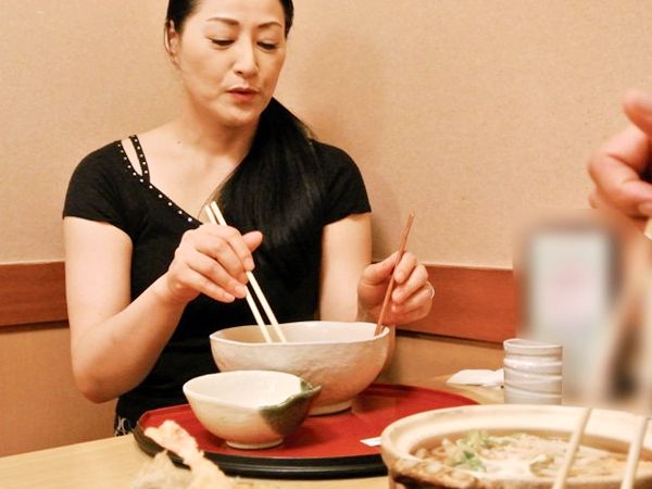 【熟女ナンパ】欲求不満の50代おばさん!お持ち帰りしたらマン汁どばどばな淫乱妻だったのでしっかりハメる!