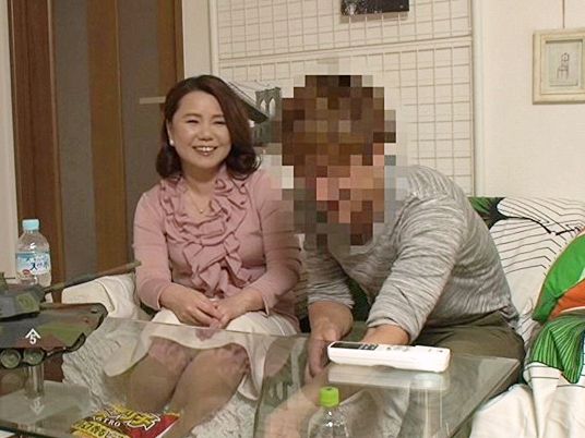 【五十路熟女連れ込み】おばちゃんの色気が見たくて口説いて自宅に連れ込み若い男に現を抜かす完熟ババア！