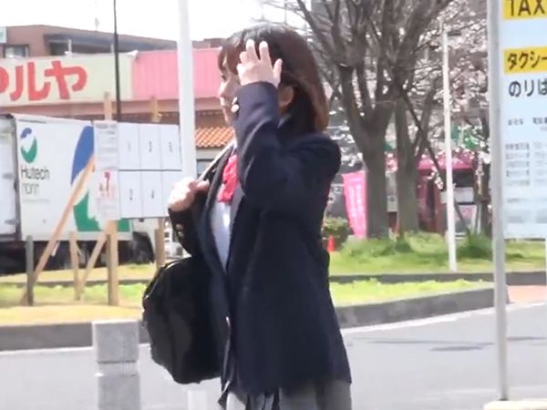 ※閲覧は自己責任で※ブレザー姿の通学JKが電車内で集団レイプされる衝撃映像！華奢な身体を持ち上げられ抵抗空しく中出し…