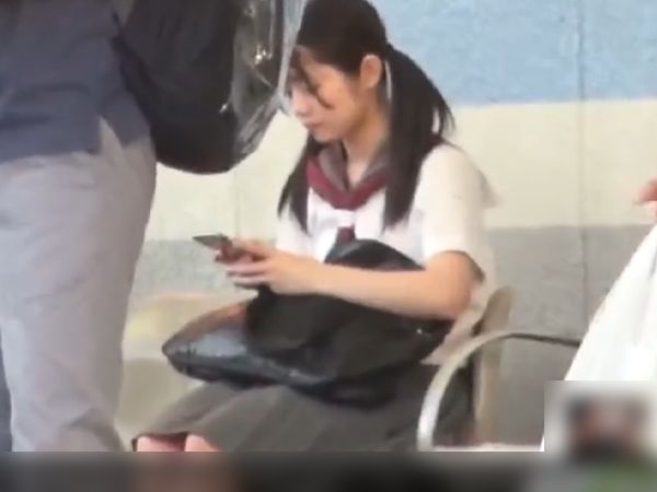 ※ガチレイプ※お嬢様高校に通う箱入り娘を狙った卑劣な犯行…痴漢師集団に襲われて連続駅弁中出しされてしまう！｜エロ動画